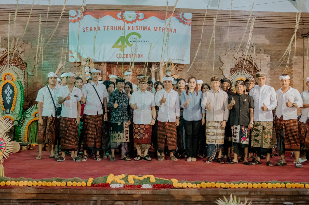 Sekda Adi Arnawa Hadiri HUT Ke-40 ST. Kusuma Mertha, Br. Pemaron, Munggu